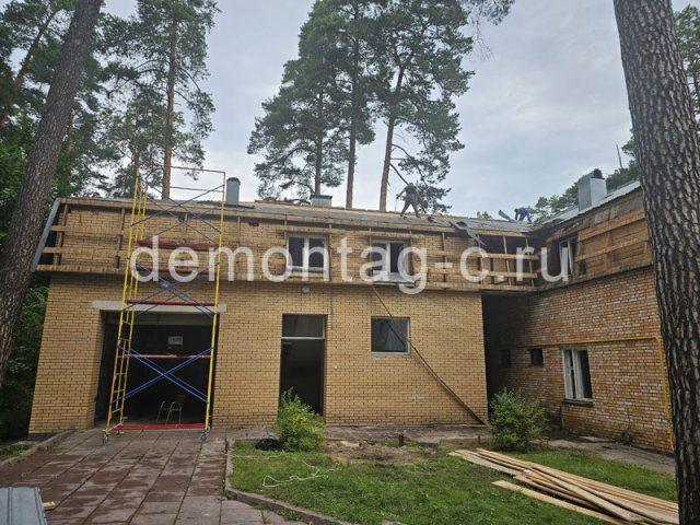 Демонтаж кирпичного строения на Рублёвском шоссе