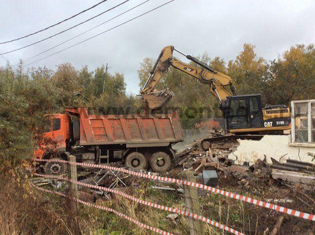 Демонтаж кирпичного барака