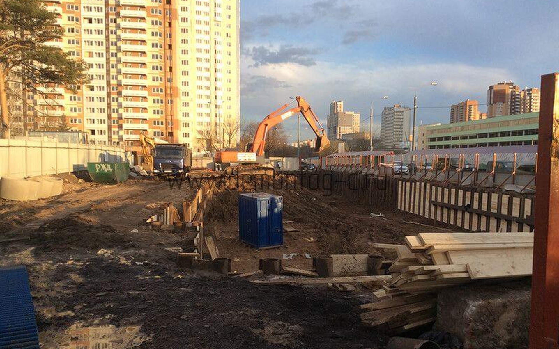 Разработка котлована в городе
